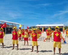 Corpo De Bombeiros forma novos Guarda-Vidas Civil durante o Verão Maior Paraná