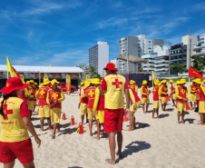 Corpo De Bombeiros forma novos Guarda-Vidas Civil durante o Verão Maior Paraná