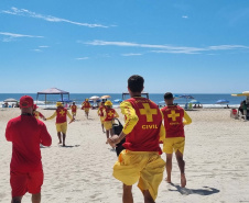 Corpo De Bombeiros forma novos Guarda-Vidas Civil durante o Verão Maior Paraná