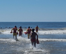 Corpo De Bombeiros forma novos Guarda-Vidas Civil durante o Verão Maior Paraná