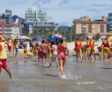 Corpo De Bombeiros forma novos Guarda-Vidas Civil durante o Verão Maior Paraná