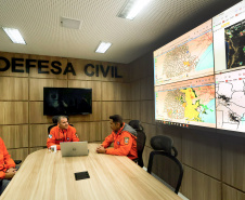 Equipe da Defesa Cvil do Paraná embarca para Sao Paulo para auxiliar na documentação dos municípios atingidos pelas chuvas durante o Carnaval. A equipe é composta pelo Major Daniel Lorenzetto, capitão Anderson Gomes das Neves e o cabo Silvio de Araujo Correa.