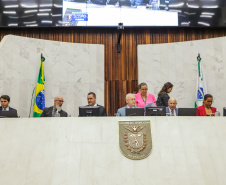 Na abertura dos trabalhos, Ratinho Junior entrega balanço de 2022 à Assembleia 