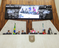 Na abertura dos trabalhos, Ratinho Junior entrega balanço de 2022 à Assembleia 