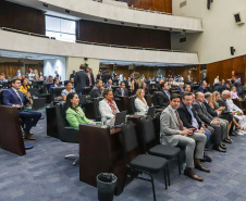 Na abertura dos trabalhos, Ratinho Junior entrega balanço de 2022 à Assembleia 