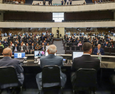 Na abertura dos trabalhos, Ratinho Junior entrega balanço de 2022 à Assembleia 