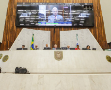 Na abertura dos trabalhos, Ratinho Junior entrega balanço de 2022 à Assembleia 