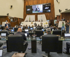 Na abertura dos trabalhos, Ratinho Junior entrega balanço de 2022 à Assembleia 