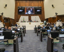 Na abertura dos trabalhos, Ratinho Junior entrega balanço de 2022 à Assembleia 