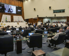 Na abertura dos trabalhos, Ratinho Junior entrega balanço de 2022 à Assembleia 