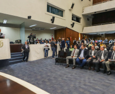 Na abertura dos trabalhos, Ratinho Junior entrega balanço de 2022 à Assembleia 