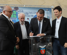 O governador Carlos Massa Ratinho Junior assinou nesta sexta-feira (3) o repasse de R$ 99,5 milhões para investimentos em diversas áreas da saúde do município de Curitiba. 
