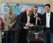 O governador Carlos Massa Ratinho Junior assinou nesta sexta-feira (3) o repasse de R$ 99,5 milhões para investimentos em diversas áreas da saúde do município de Curitiba. 