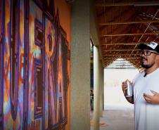 Oficina de grafitti estimula frequência escolar e fortalece cultura indígena em escola no oeste do estado