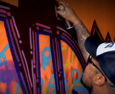 Oficina de grafitti estimula frequência escolar e fortalece cultura indígena em escola no oeste do estado