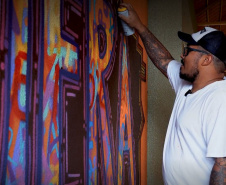 Oficina de grafitti estimula frequência escolar e fortalece cultura indígena em escola no oeste do estado