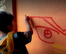 Oficina de grafitti estimula frequência escolar e fortalece cultura indígena em escola no oeste do estado