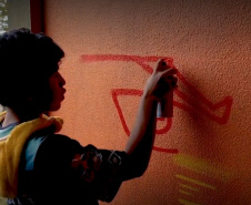 Oficina de grafitti estimula frequência escolar e fortalece cultura indígena em escola no oeste do estado