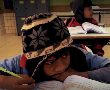 Oficina de grafitti estimula frequência escolar e fortalece cultura indígena em escola no oeste do estado