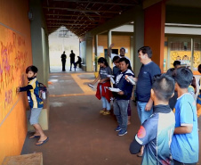 Oficina de grafitti estimula frequência escolar e fortalece cultura indígena em escola no oeste do estado