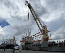  Maior guindaste para descarga de granéis sólidos de importação chega ao Porto de Paranaguá