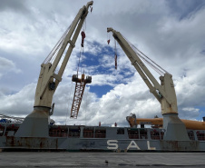  Maior guindaste para descarga de granéis sólidos de importação chega ao Porto de Paranaguá