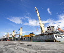  Maior guindaste para descarga de granéis sólidos de importação chega ao Porto de Paranaguá