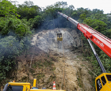 Morretes, 10 de fevereiro de 2023 - Guindastes realizam a recuperação do morro na BR 277, sentindo litoral paranaense, nas proximidades do viaduto do padre.