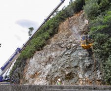 Morretes, 10 de fevereiro de 2023 - Guindastes realizam a recuperação do morro na BR 277, sentindo litoral paranaense, nas proximidades do viaduto do padre.