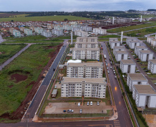 Governador entrega 200 moradias e títulos de propriedade a famílias de Cascavel