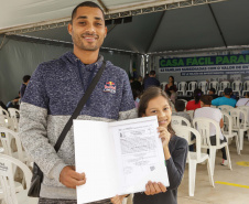 Governador entrega 200 moradias e títulos de propriedade a famílias de Cascavel