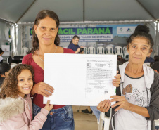 Governador entrega 200 moradias e títulos de propriedade a famílias de Cascavel