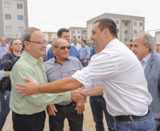 Governador entrega 200 moradias e títulos de propriedade a famílias de Cascavel