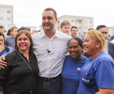 Governador entrega 200 moradias e títulos de propriedade a famílias de Cascavel