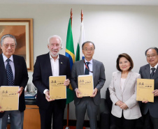 Vice-governador recebe livro que narra 50 da relação de irmandade entre Paraná e Hyogo, no Japão