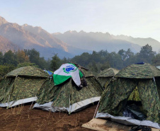  equipe paranaense que integra a Força Nacional no combate aos incêndios no Chile. Sargento do Corpo de Bombeiros Natanael Ronerson Kovalski e soldado da Polícia Militar Geovane Lins Mota dos Santos