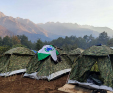  equipe paranaense que integra a Força Nacional no combate aos incêndios no Chile. Sargento do Corpo de Bombeiros Natanael Ronerson Kovalski e soldado da Polícia Militar Geovane Lins Mota dos Santos