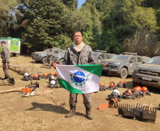  equipe paranaense que integra a Força Nacional no combate aos incêndios no Chile. Sargento do Corpo de Bombeiros Natanael Ronerson Kovalski e soldado da Polícia Militar Geovane Lins Mota dos Santos