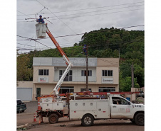Defesa Civil vai distribuir telhas para Nova Laranjeiras; Copel recupera a rede elétrica