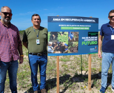 Equipe do Instituto Água e Terra que participou do plantio de restinga em Pontal do Paraná.