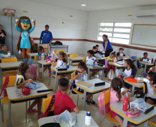 Mascote Sane vira atração no litoral e agrada principalmente as crianças