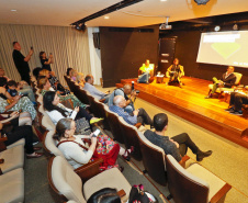 Lançamento do livro do Museu Oscar Niemeyer reúne artistas, curadores e patronos da instituição