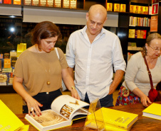 Lançamento do livro do Museu Oscar Niemeyer reúne artistas, curadores e patronos da instituição