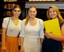 Lançamento do livro do Museu Oscar Niemeyer reúne artistas, curadores e patronos da instituição