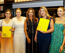 Lançamento do livro do Museu Oscar Niemeyer reúne artistas, curadores e patronos da instituição