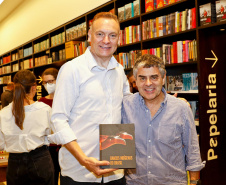 Lançamento do livro do Museu Oscar Niemeyer reúne artistas, curadores e patronos da instituição