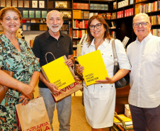 Lançamento do livro do Museu Oscar Niemeyer reúne artistas, curadores e patronos da instituição