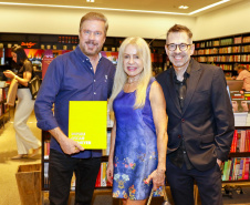 Lançamento do livro do Museu Oscar Niemeyer reúne artistas, curadores e patronos da instituição