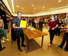 Lançamento do livro do Museu Oscar Niemeyer reúne artistas, curadores e patronos da instituição