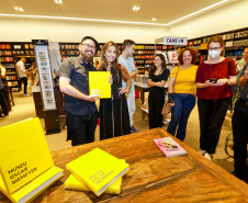 Lançamento do livro do Museu Oscar Niemeyer reúne artistas, curadores e patronos da instituição